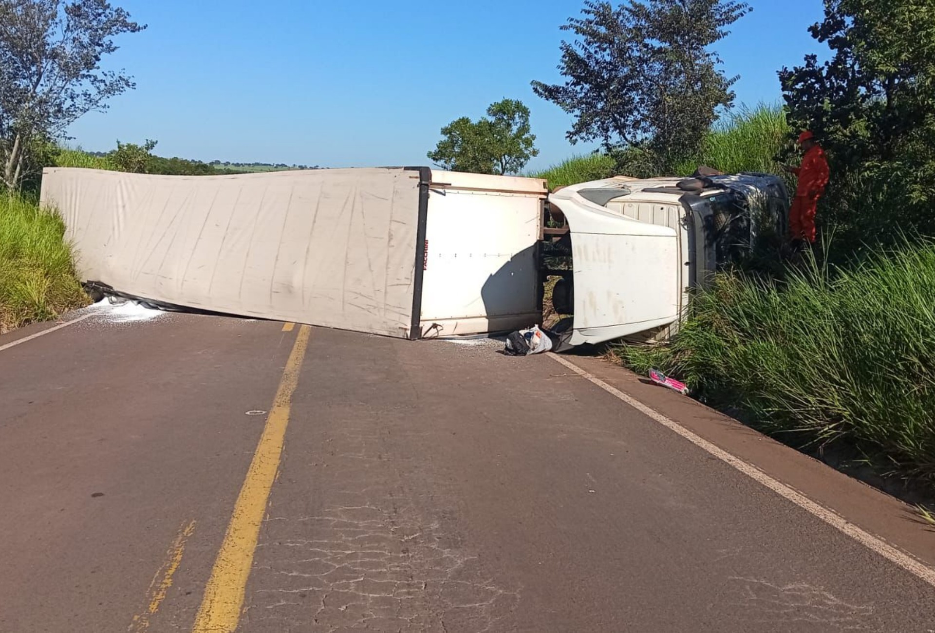 VÍDEO: Carreta tomba e interdita rodovia entre Santa Rita do Pardo e Campo Grande