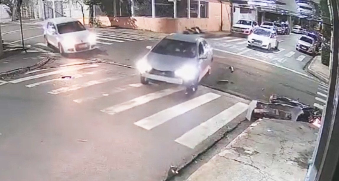 VÍDEO: motorista avança sinal de 'pare' e causa acidente com 2 feridos em Limeira