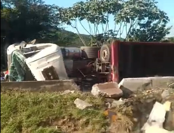 Carreta tomba e interdita Rodovia Fernão Dias, na Grande BH