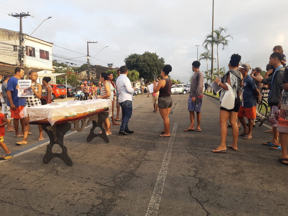 A avenida ficou bloqueada por cerca de 1h30 em Aracaju — Foto: Anderson Barbosa/ TV Sergipe