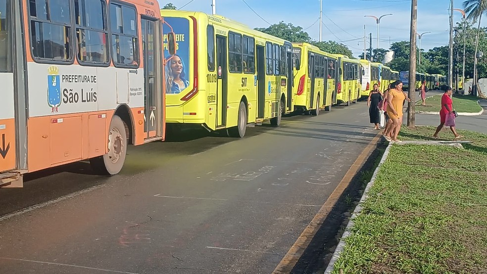 Veículos estão parados devido ao protesto — Foto: Juvêncio Martins/TV Mirante