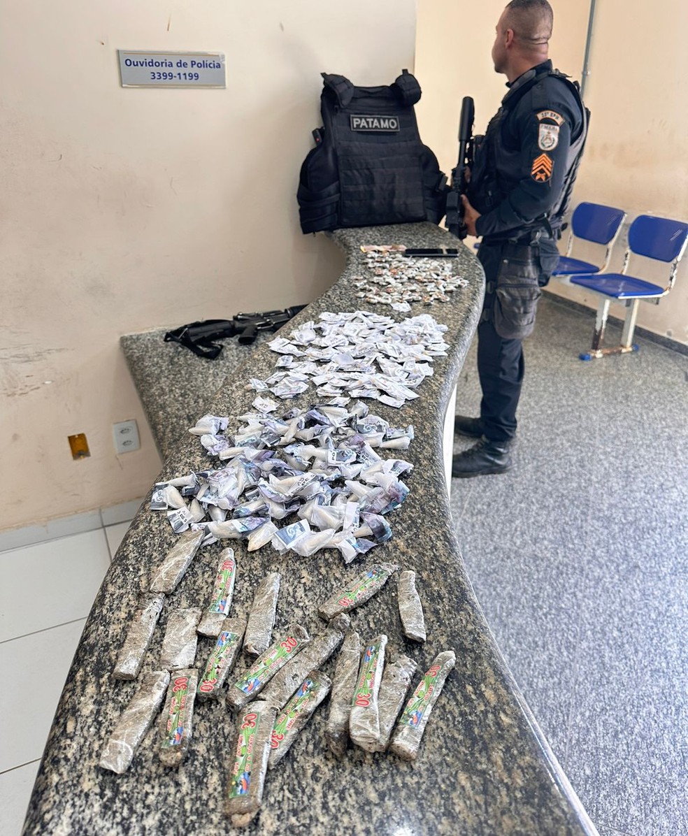 A polícia apreendeu drogas ao abordar homem, que já possuía anotações criminais, em Saquarema — Foto: Polícia Militar
