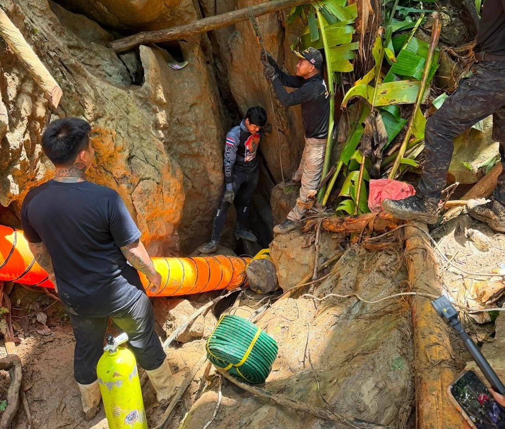 Metta Tham Rescue Kalasin, as equipes de resgate trabalham para alcançar sete pessoas que ficaram presas em uma caverna na província de Xaisomboun, Laos, segunda-feira, 25 de maio de 2026. — Foto: Metta Tham Rescue Kalasin via AP