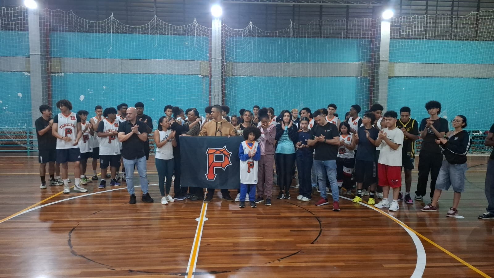 Homenagem a jovem morto após queda de tabela de basquete reúne família e amigos em SP