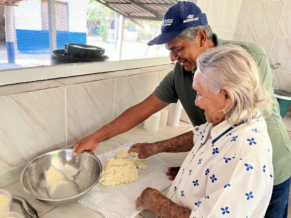 Babazinho e sua mãe, Maria América, trabalham na produção do tracional queijo em Amajari, Norte de Roraima — Foto: Caíque Rodrigues/g1 RR