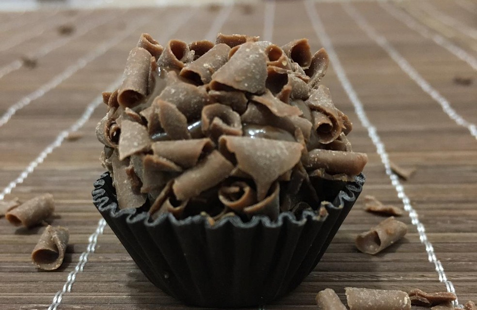 Brigadeiro tradicional com raspas de chocolate: leite condensado é o ingrediente base da iguaria genuinamente brasileira. — Foto: Pamella Wojtyga 