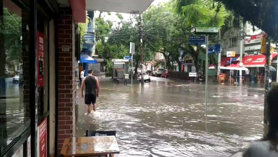 VÍDEO: chuva causa alagamentos, bloqueia vias e restringe circulação de trens em Porto Alegre