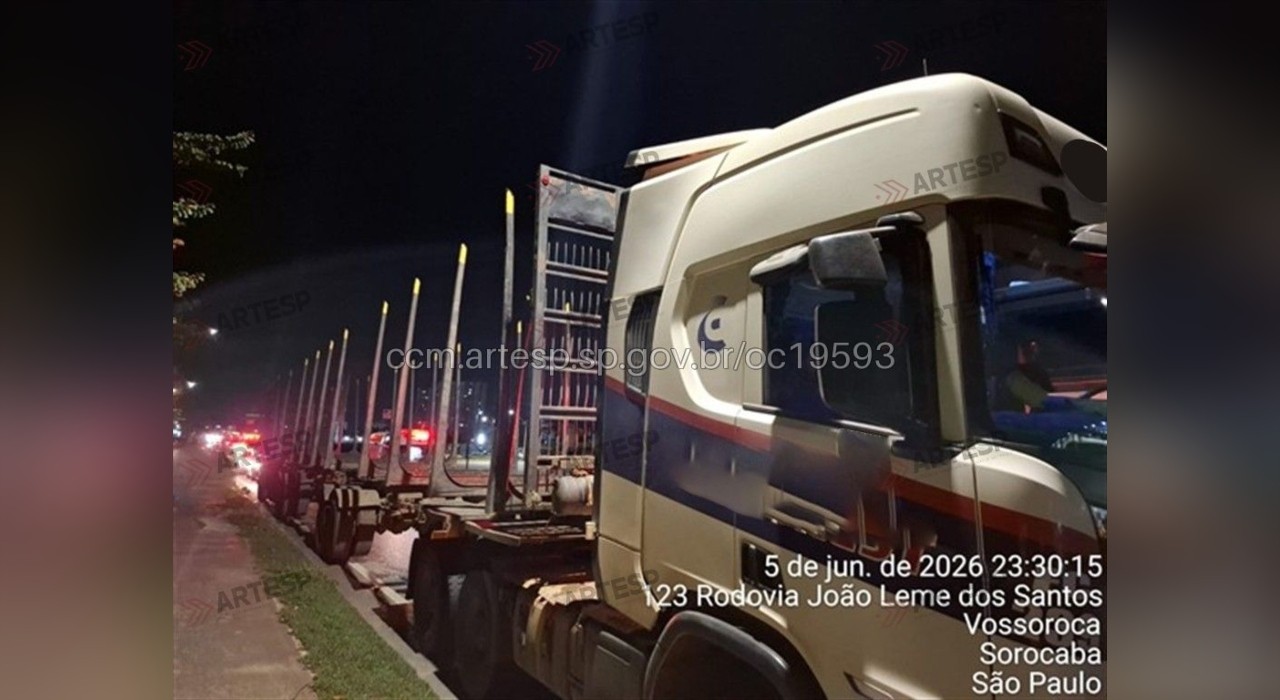 Motociclista morre ao bater em carreta na SP-264 em Sorocaba 