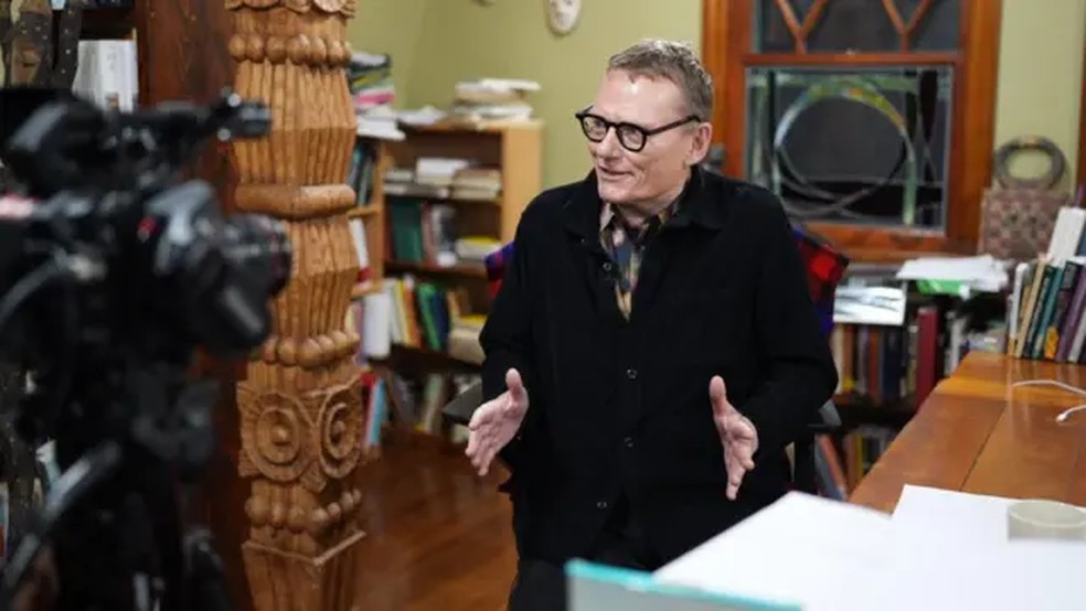 'Foram feitas muitas promessas às pessoas na América Latina sobre a democracia', diz Robinson — Foto: Universidade de Chicago