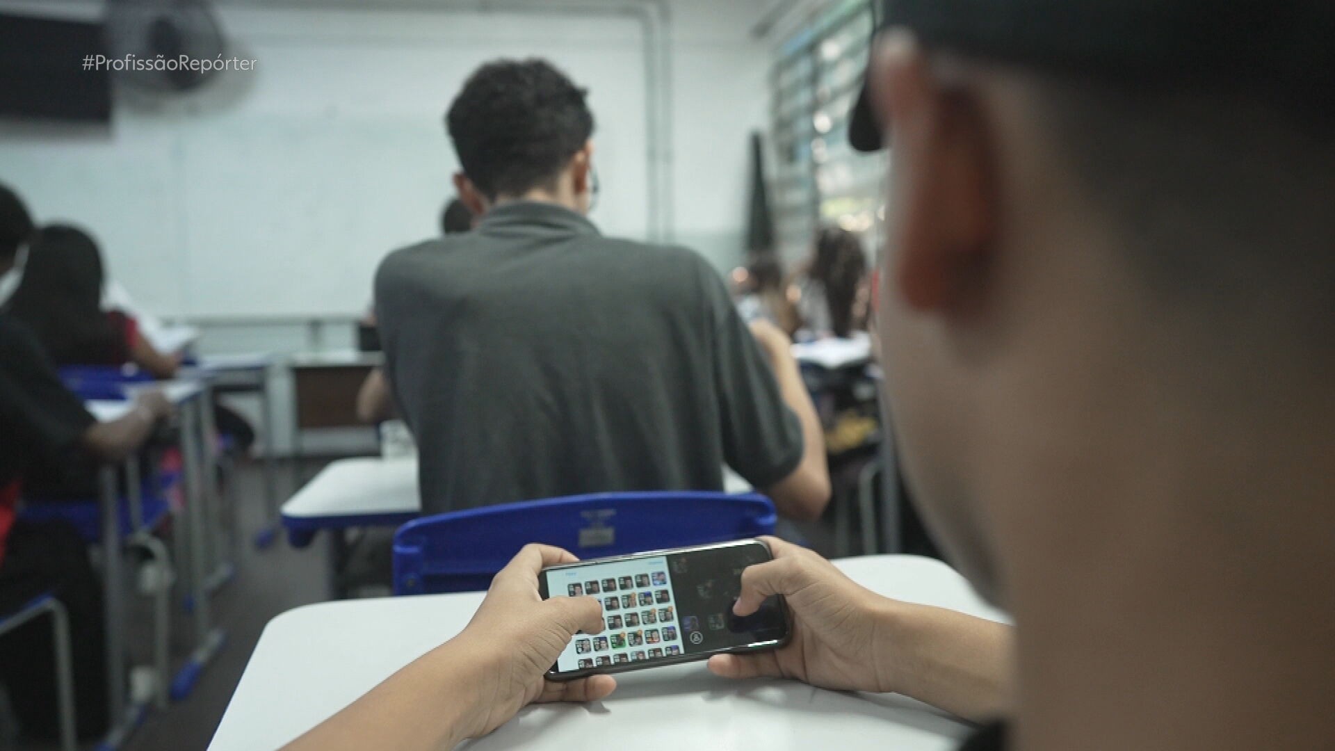 Mesmo com proibição, maioria dos estudantes do Ensino Médio segue levando celular para a escola e admite uso em sala de aula
