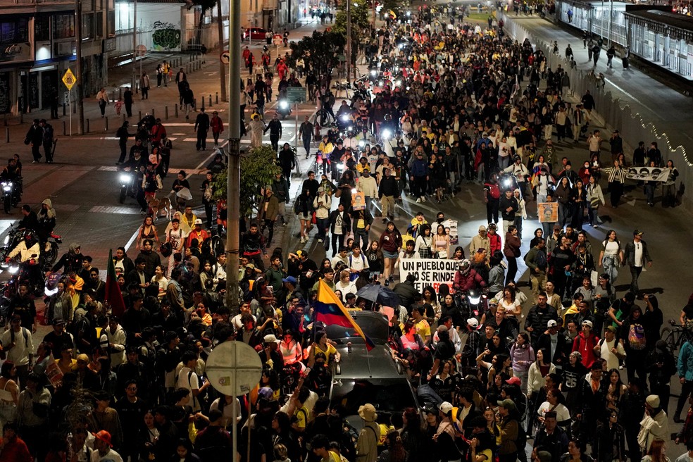 Apoiadores do candidato Iván Cepeda em direção a um comício após a divulgação dos resultados preliminares. — Foto: Sergio Acero / Reuters
