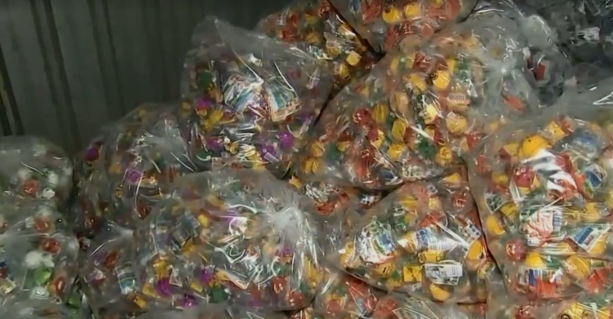 9 Potret Nagita Bagi-bagi Sembako untuk Karyawan RANS