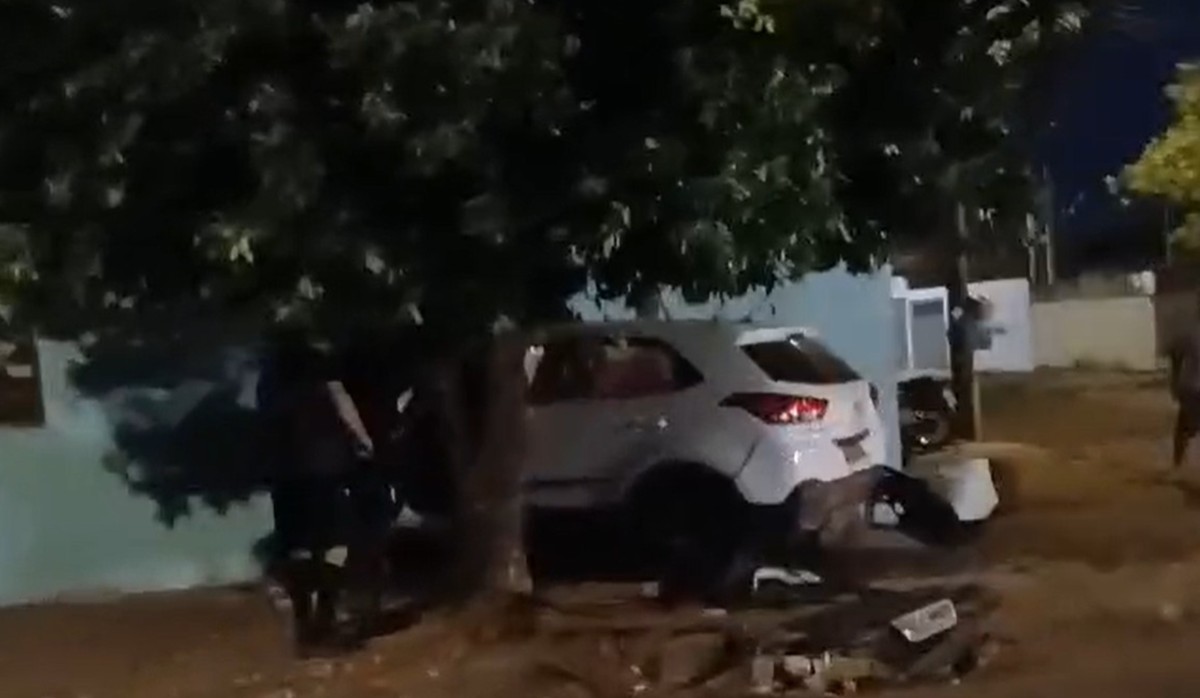 Idoso bate em pelo menos 4 carros estacionados e duas casas ao dirigir bêbado em MS; veja vídeo