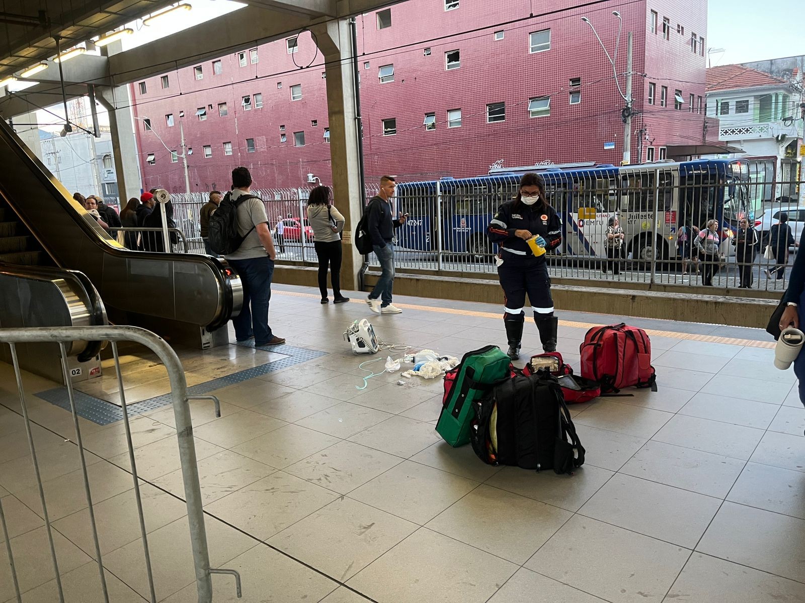 Homem morre após mal súbito em escada rolante da estação Ferraz de Vasconcelos da CPTM