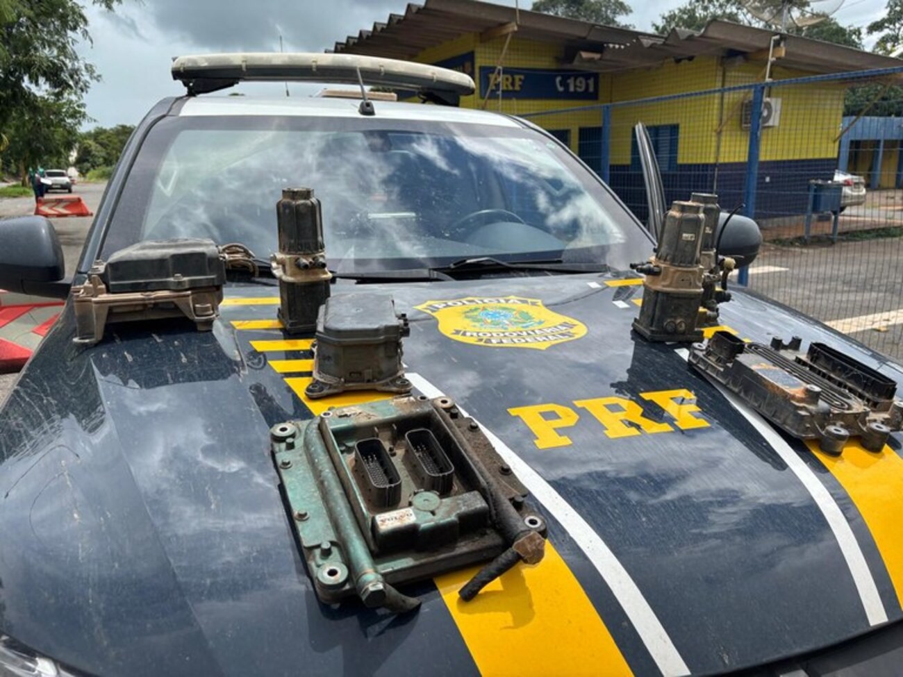 PRF prende homens e recupera peças de veículos de carga na BR-251