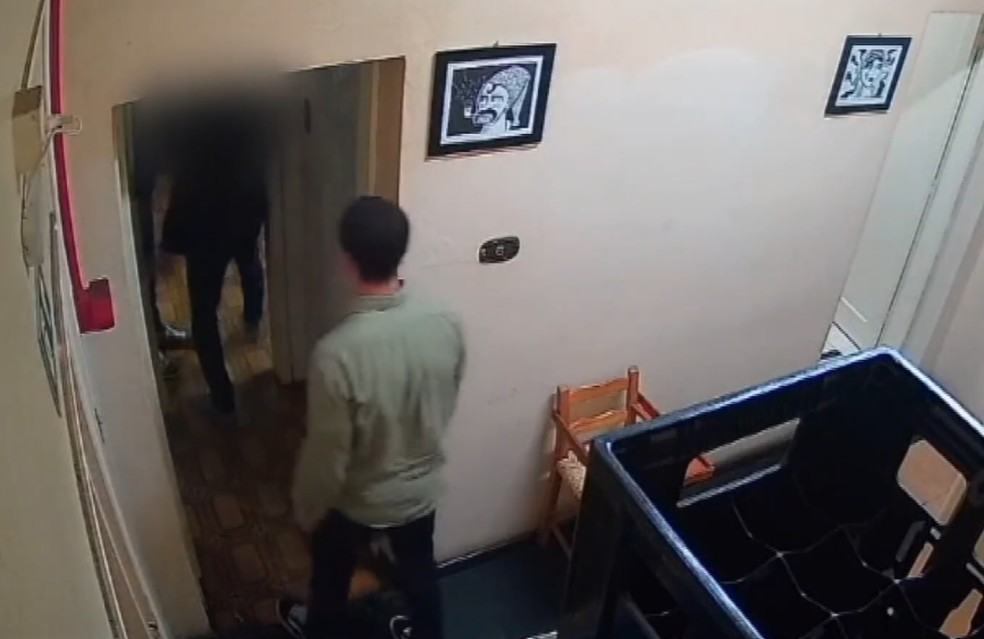 Câmera flagrou a movimentação no bar de Curitiba. — Foto: Reprodução