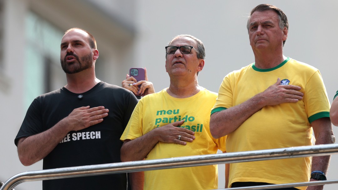 PF indicia Jair e Eduardo Bolsonaro por obstrução de justiça e conduz Silas Malafaia para depoimento