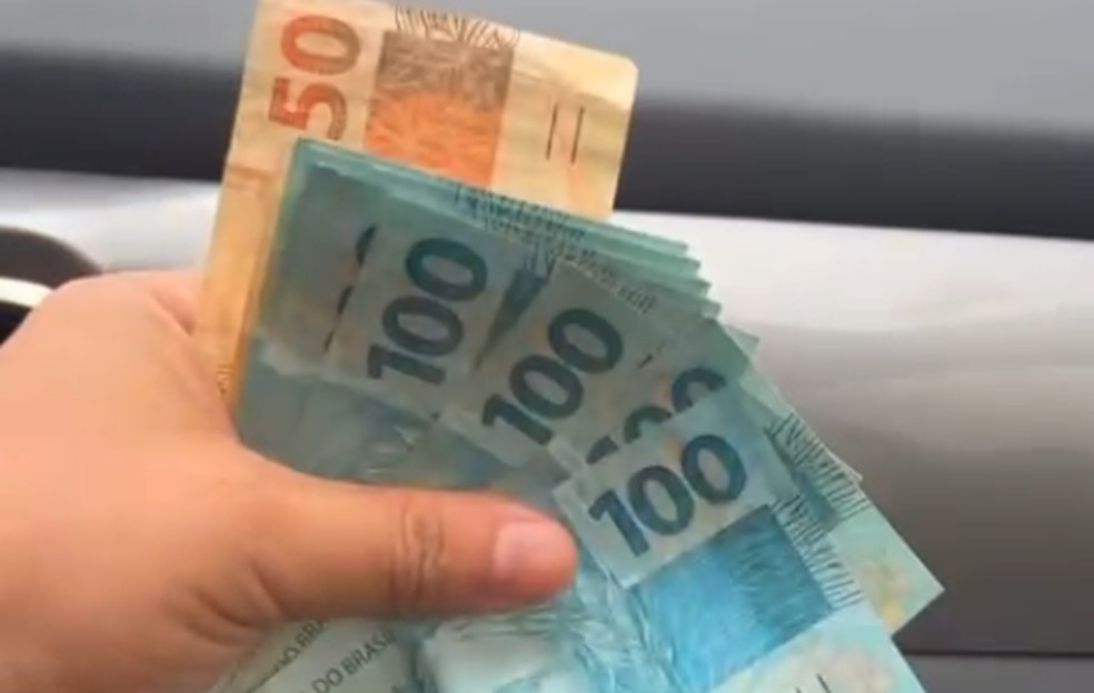 Bola das Letras é depredada após blogueiro anunciar ter escondido R$ 1 mil no local, em Manaus. — Foto: Reprodução/Redes Sociais