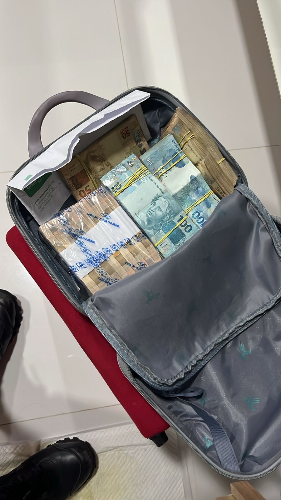 Mais de R$ 800 mil, relógios e carros de luxo estão entre itens apreendidos em operação federal contra fraude no Pará 