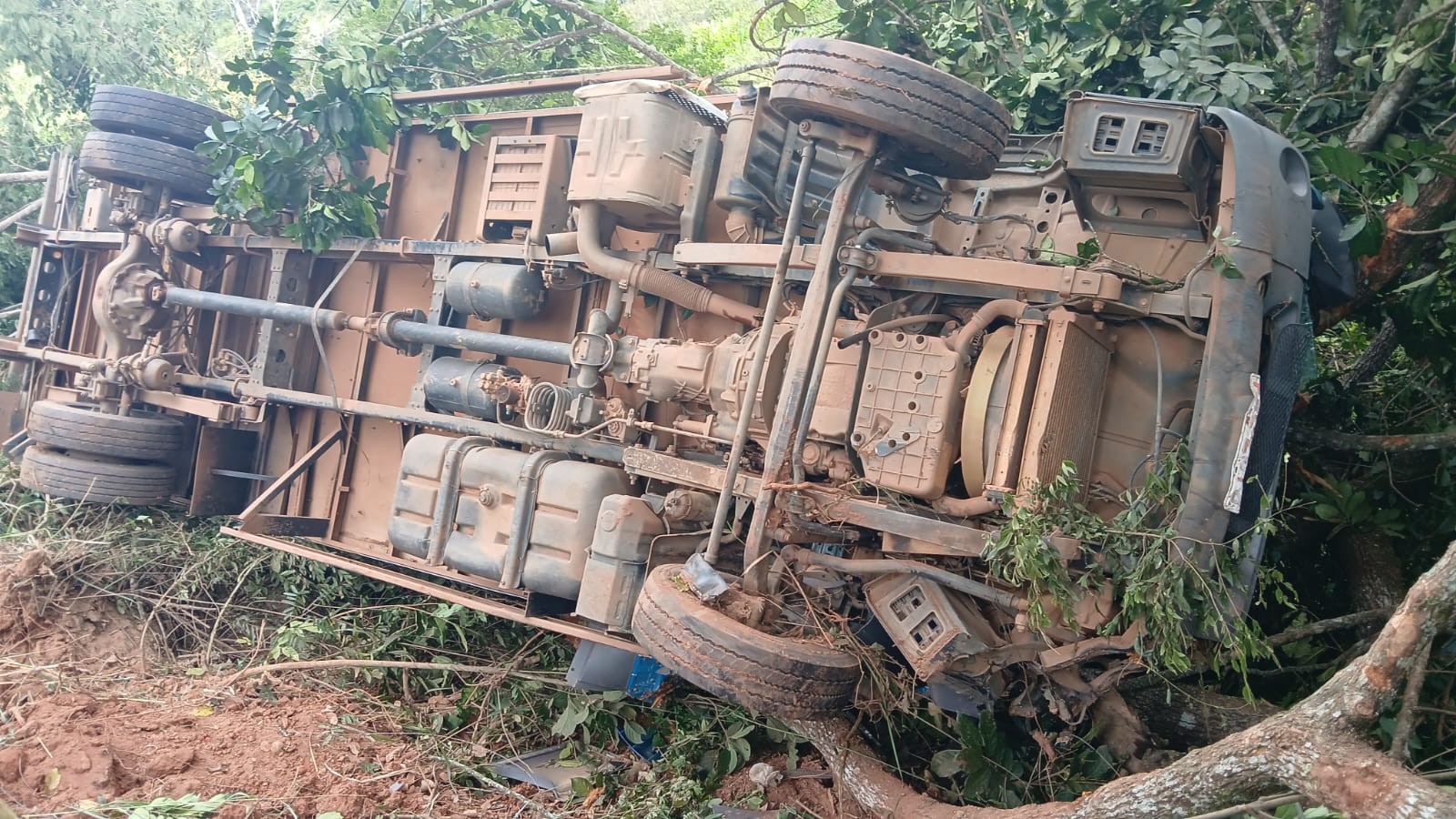 Motorista morre após caminhão tombar na LMG-752, em Rio Vermelho