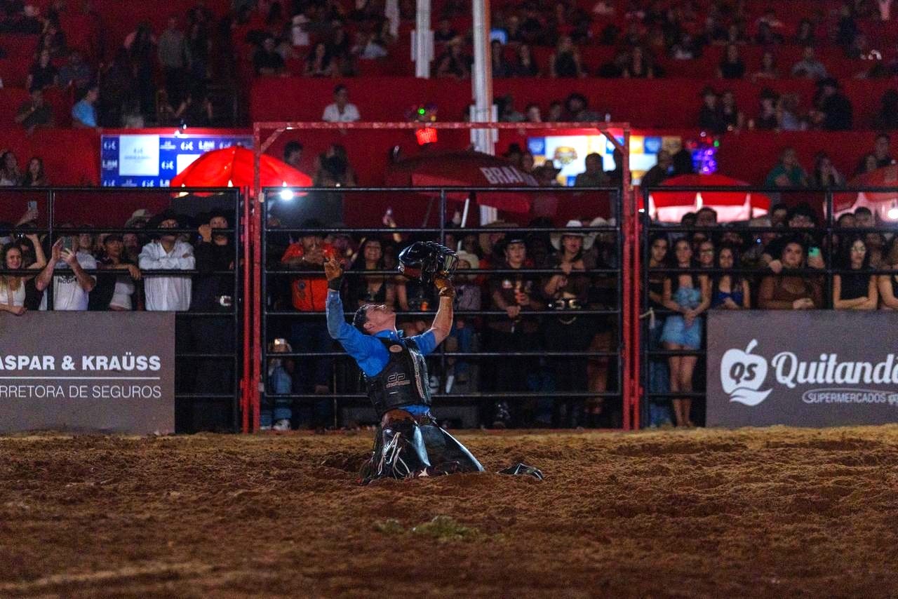 Daniel Henrique Possamai, de Tabapuã (SP), vence a competição de montaria no Limeira Rodeo Music e garante vaga na disputa em Barretos — Foto: Thomaz Marostegan/g1