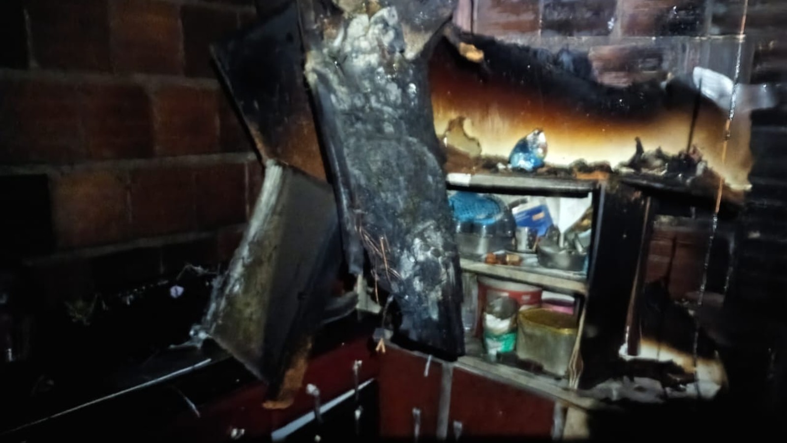 Incêndio atinge casa em Sobral e destrói móveis e sucata acumulada; vídeo