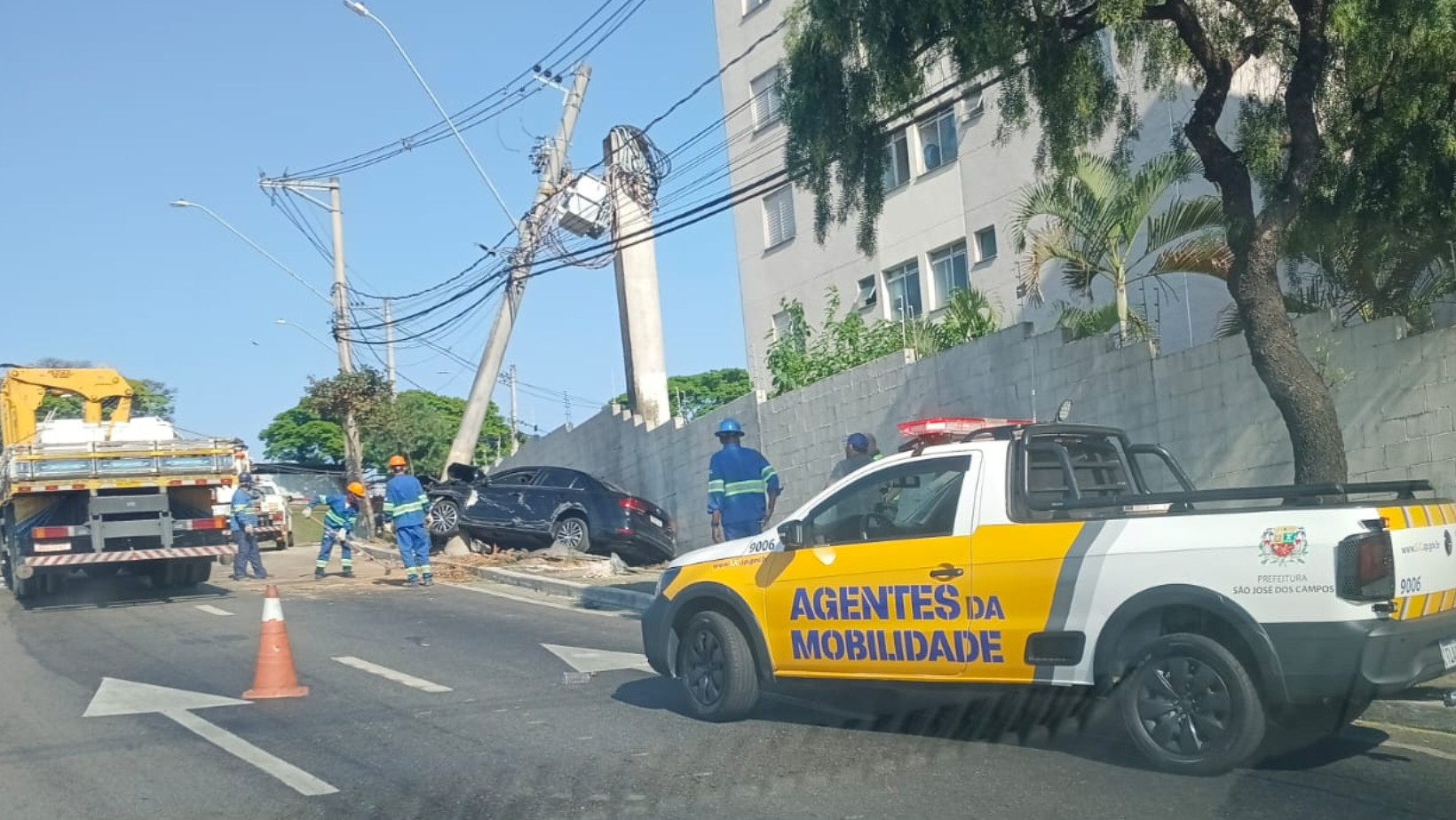 Motorista perde o controle da direção, bate em poste e fere pedestre em São José dos Campos, SP