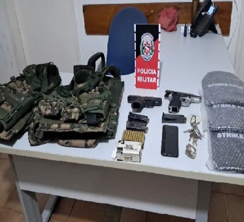 Armas, munições e coletes apreendidos em operação da Polícia Militar em Patos, no Sertão da Paraíba — Foto: Foto: Reprodução Polícia Militar.