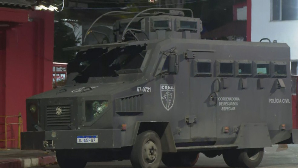 Blindado da Polícia Civil no Complexo da Penha — Foto: Charles Mathura/TV Globo
