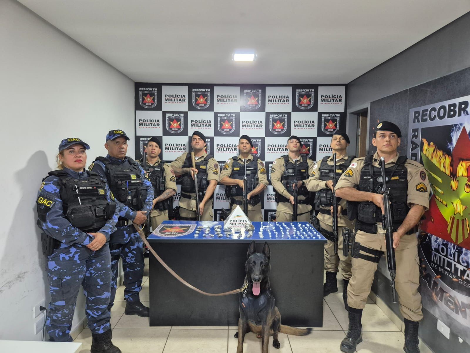 PM apreende várias porções de cocaína e maconha enterradas em lote vago, em Pirapora