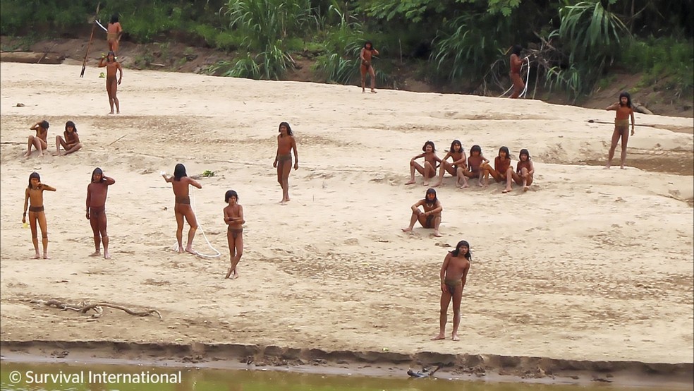 Povo Mashco Piro, tribo de indígenas isolados, em registro raro — Foto: Survival International