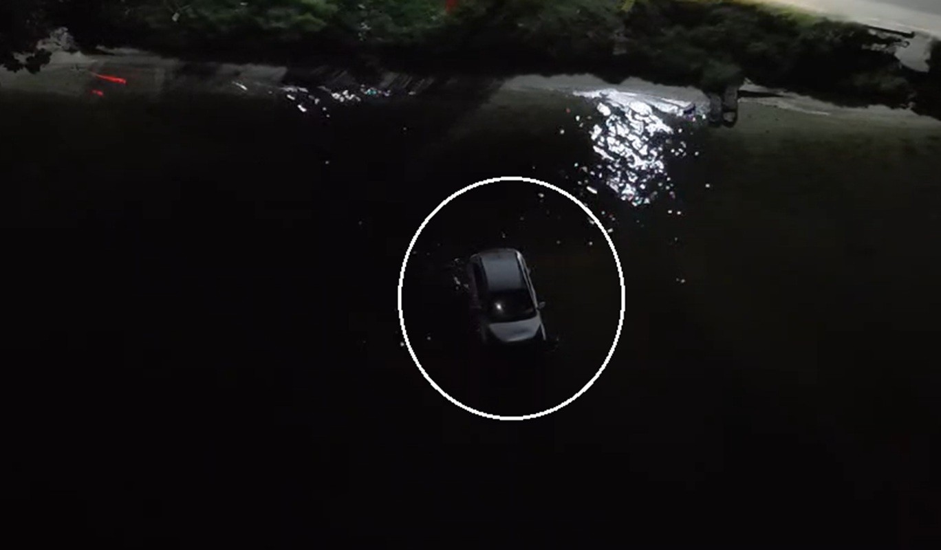 Carro cai em lagoa após motorista perder o controle da direção em São Pedro da Aldeia