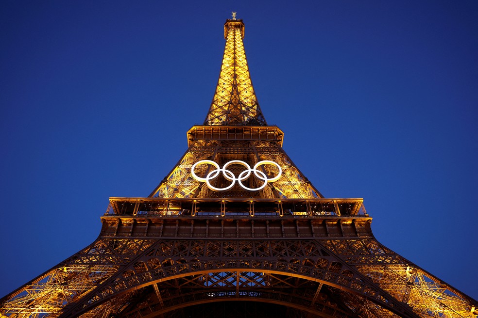 Anéis olímpicos já foram instalados na Torre Eiffel, símbolo máximo de Paris — Foto: Christian Hartmann/Reuters