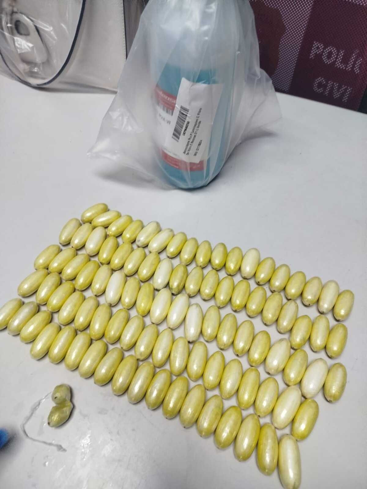 PM apreende 114 cápsulas de cocaína após mulher relatar que foi dopada para viagem internacional