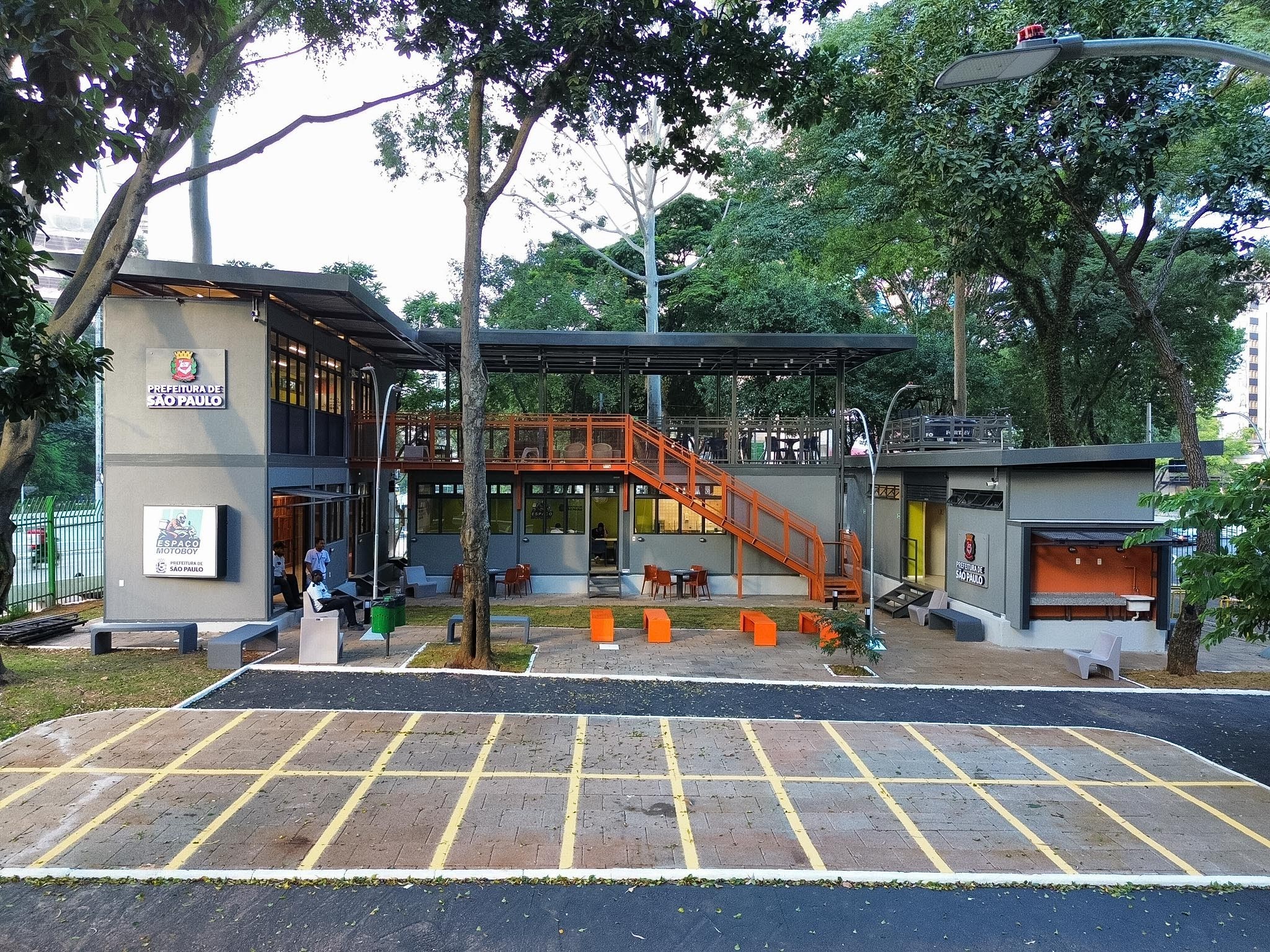 Cidade de SP ganha 1º espaço público de apoio a entregadores de moto