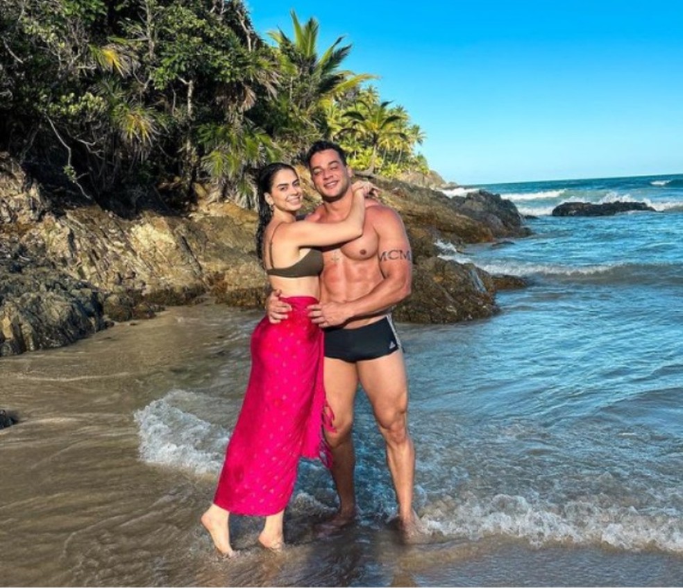 Casal compartilha diversas viagens nas redes sociais — Foto: Redes sociais