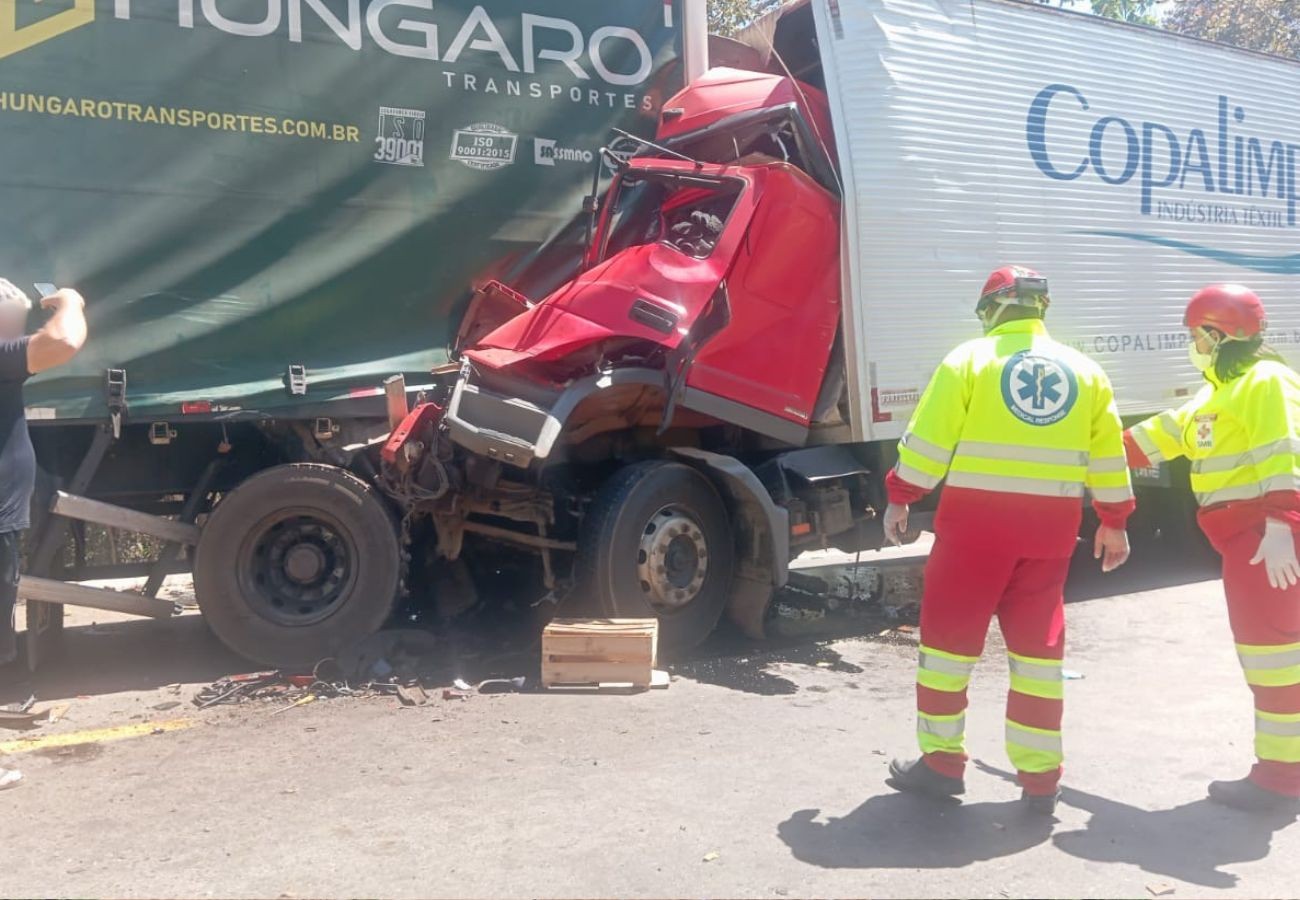 Acidente entre caminhões deixa um morto e dois feridos na BR-153