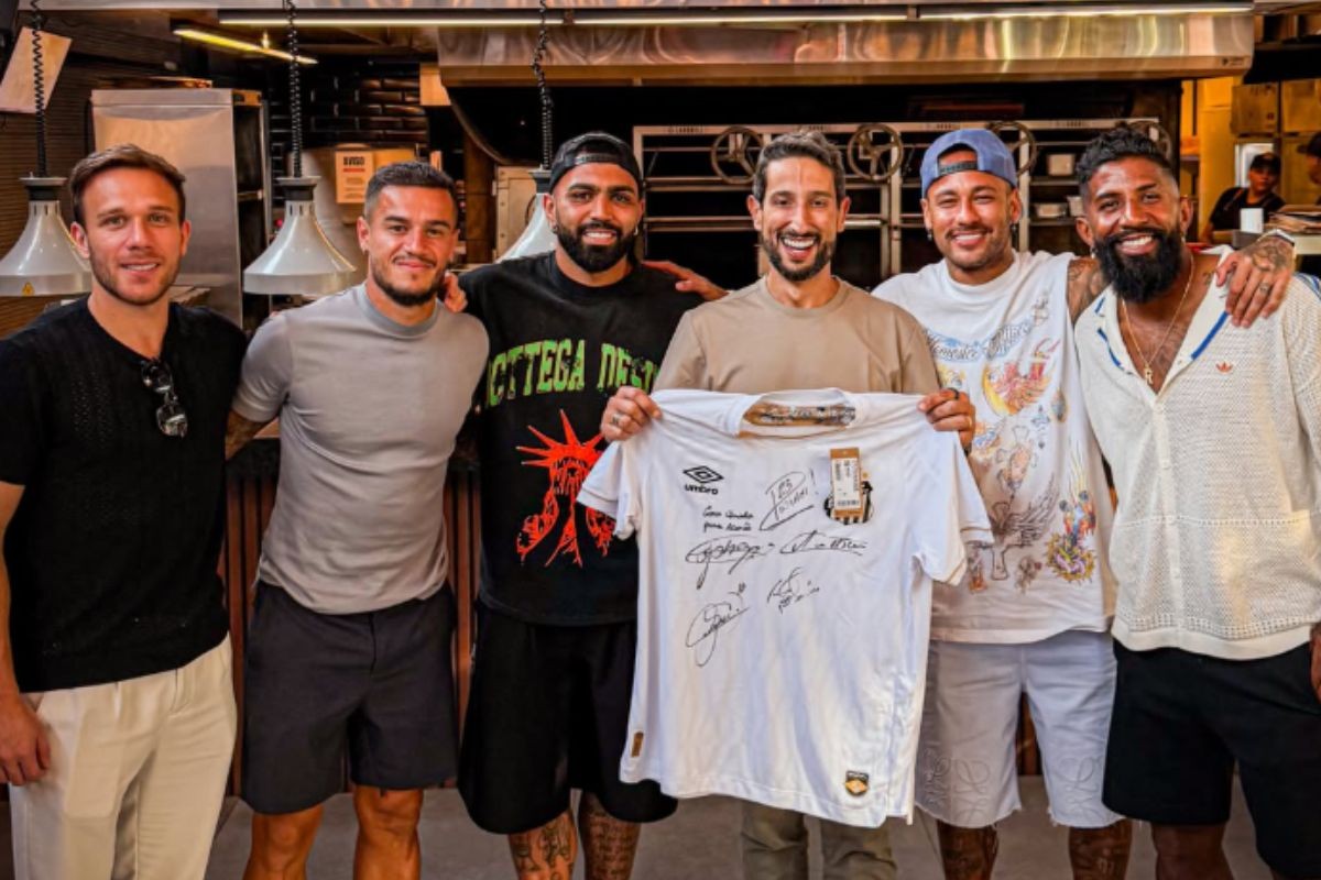 Neymar almoça com 'parças' em churrascaria e fãs se aglomeram na porta | G1