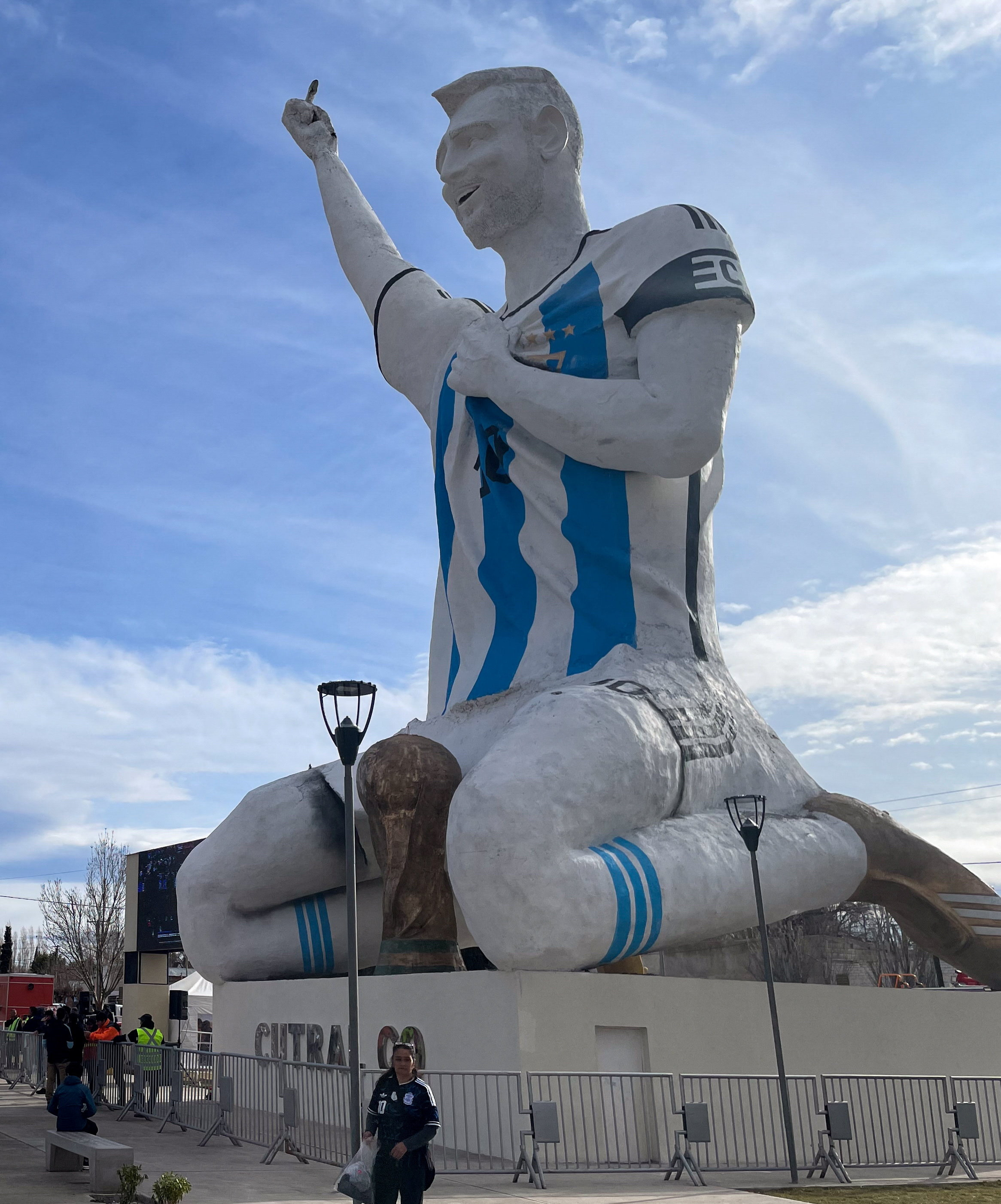 Em cidade da Patagônia com estátua de Messi de 26 metros, argentinos comemoram vaga na final da Copa do Mundo; FOTOS