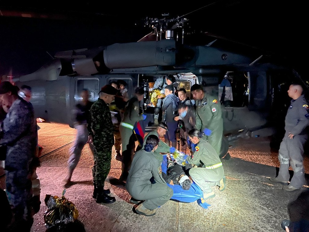 Foto de 9 de junho de 2023mostra membros do Exército Colombiano examinando as crianças. — Foto: Handout Colombian Air Force / Colombian Air Force / AFP