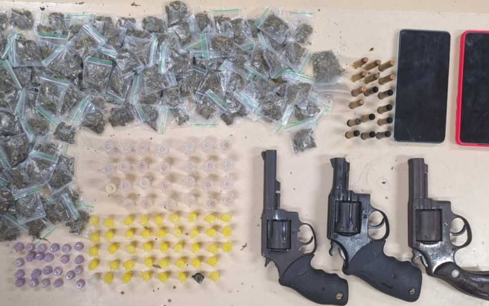 Material apreendido com os suspeitos — Foto: Polícia Militar