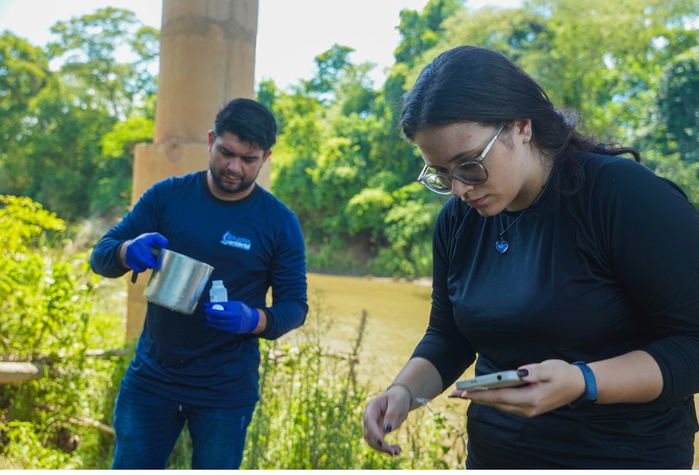 Pesquisadores durante coleta de amostras, no rio Santo Antônio. — Foto: Gustavo Figueirôa-SOS Pantanal/Reprodução