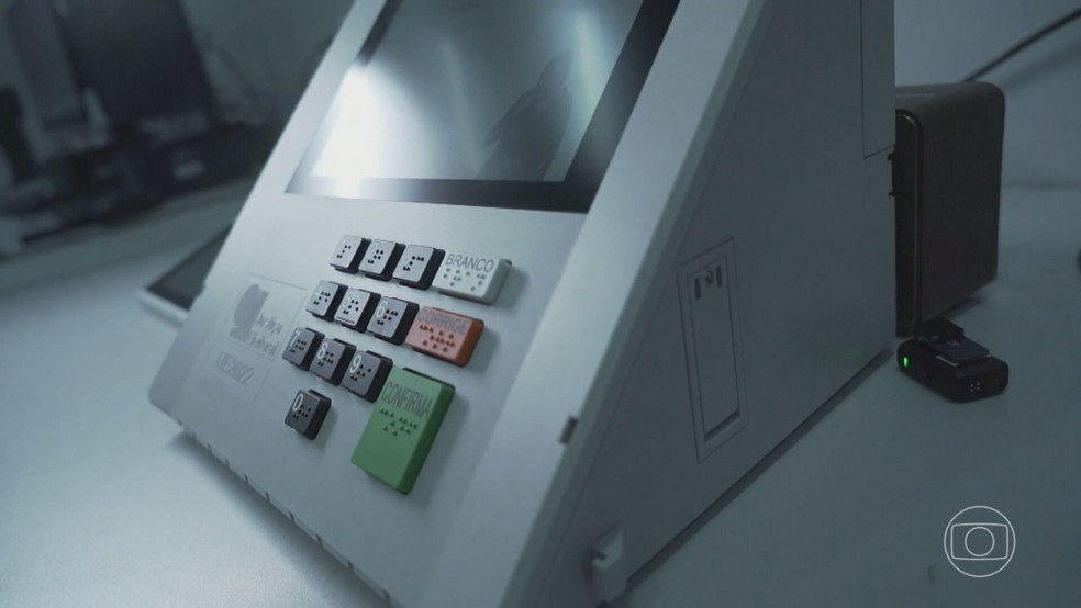 Urnas adaptadas com teclas em braile e tradução para libras — Foto: Reprodução/TV Globo