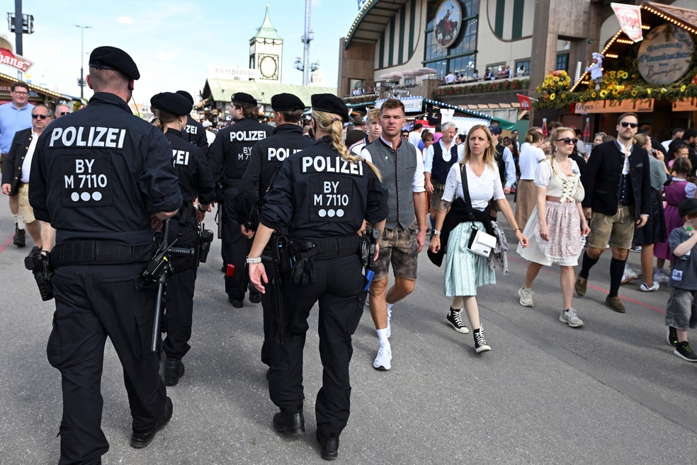 Policiais na Oktoberfest em Munique, na Alemanha, em 19 de setembro de 2026. — Foto: REUTERS/Angelika Warmuth