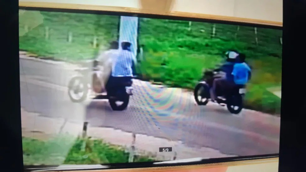 Suspeitos de matar o jovem Benício Miranda Neto, de 21 anos, o surpreenderam em duas motocicletas. — Foto: Polícia Civil