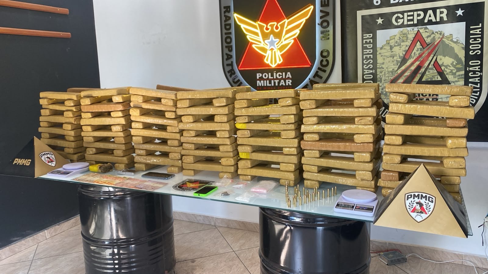 PM apreende 167 barras de maconha escondidas debaixo da pia em Governador Valadares
