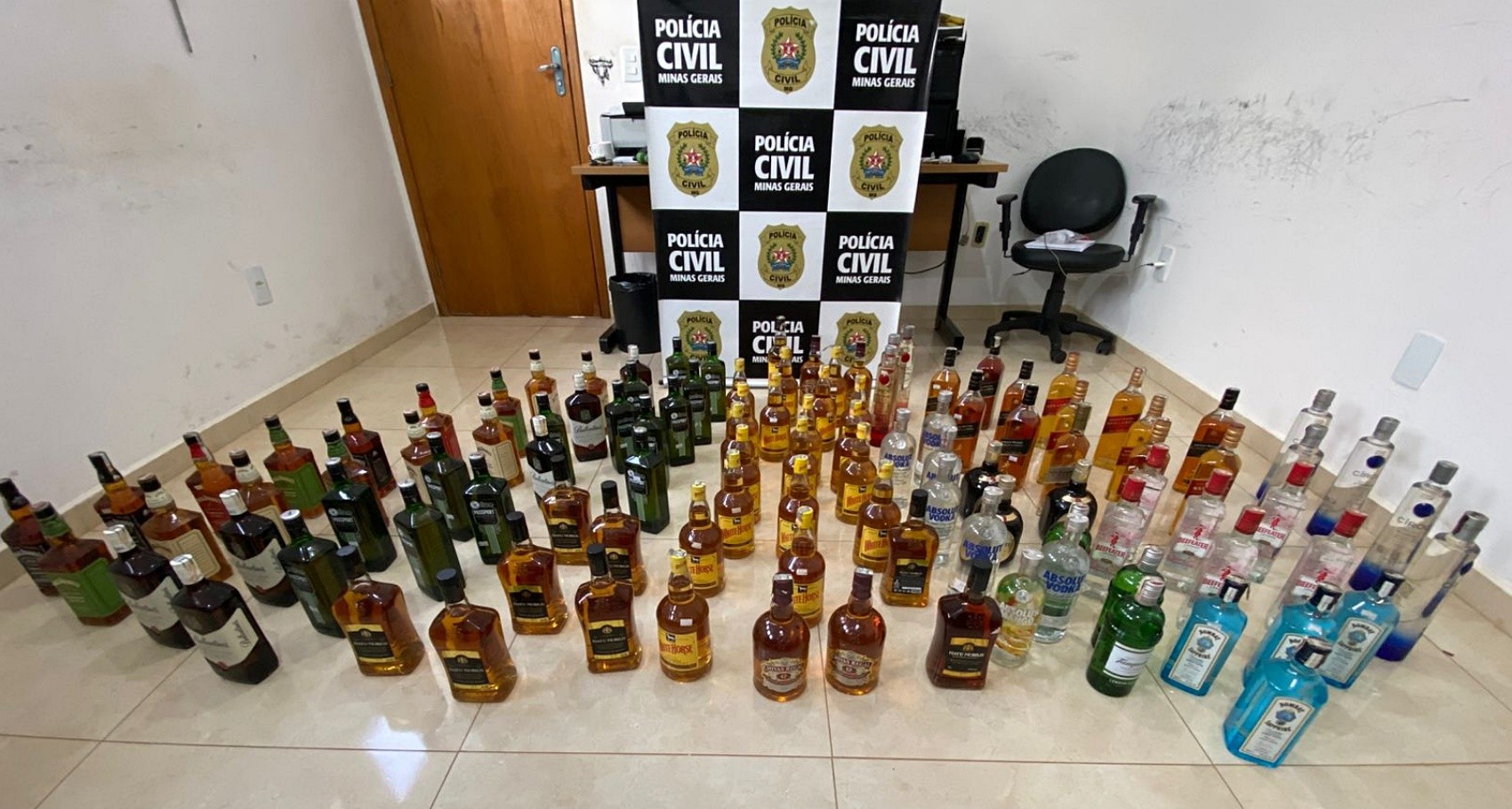 Polícia apreende mais de 100 garrafas de bebidas falsificadas em supermercado de Bom Jesus da Penha