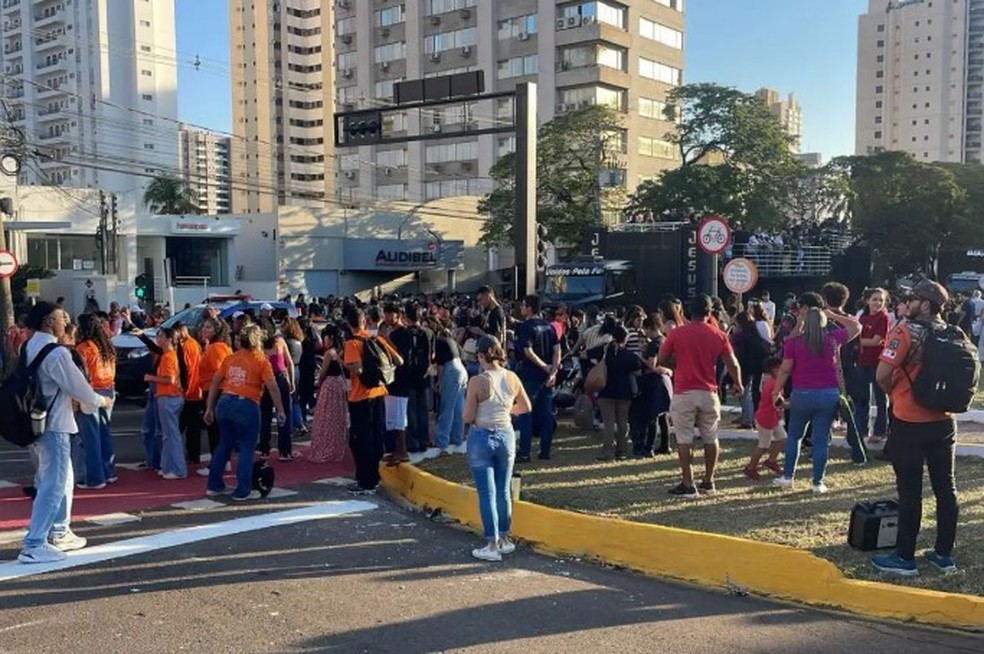 Fieis participam de Marcha para Jesus em Campo Grande. — Foto: Diogo Nolasco