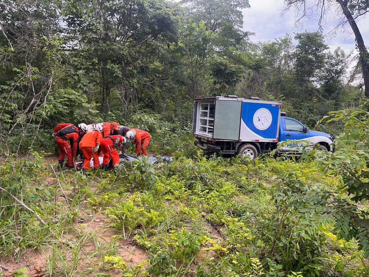 Corpos das vítimas da queda de avião na Bahia são retirados de aeronave quase sete horas após acidente