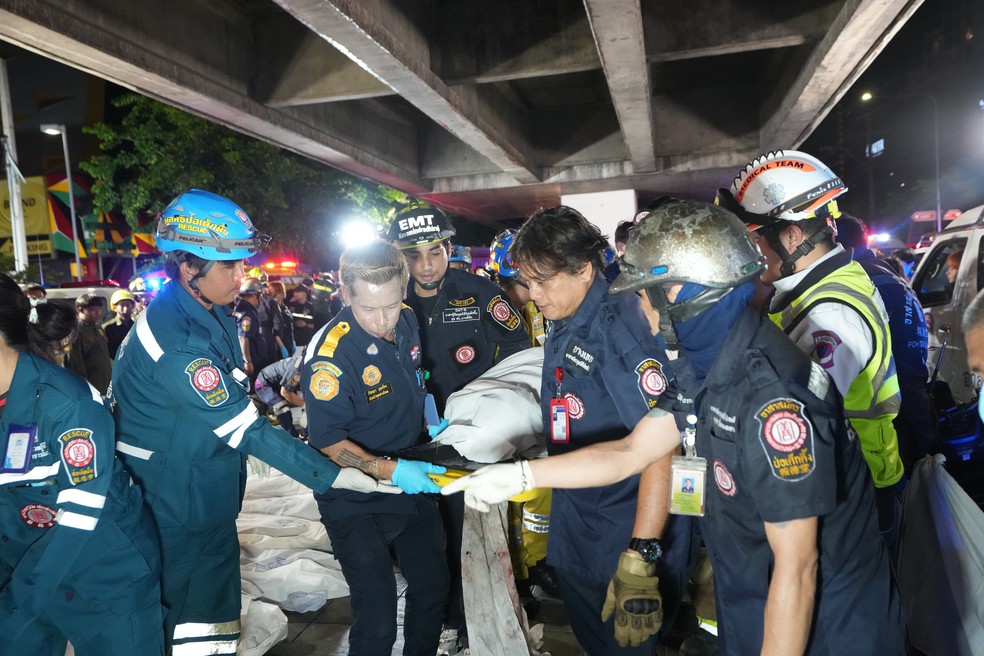 Equipes de resgate carregam o corpo de uma v&iacute;tima de um inc&ecirc;ndio em Bangkok, Tail&acirc;ndia &mdash; Foto: AP Photo/Sakchai Lalit